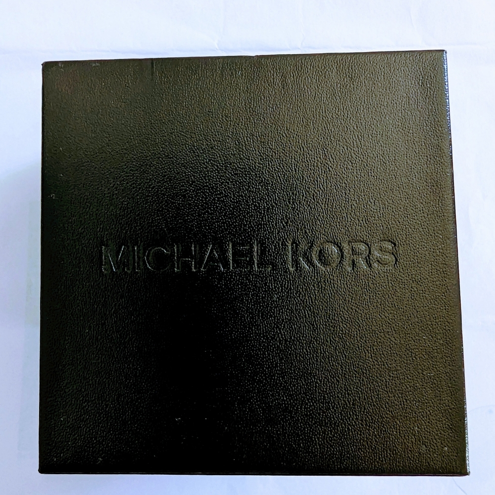 Beautiful ❤️ in the box,  Michael Kors watch!! 🔥